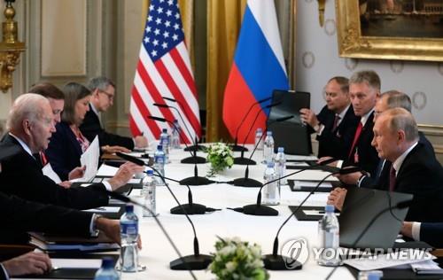 회담 중인 조 바이든 미국 대통령(왼쪽)과 블라디미르 푸틴 러시아 대통령(오른쪽) [EPA=연합뉴스]