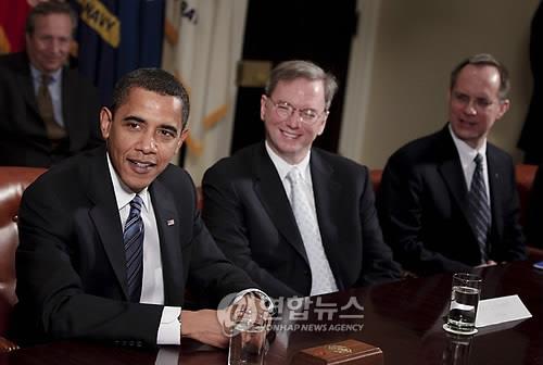버락 오바마(왼쪽) 전 미 대통령과 에릭 슈밋(가운데) 구글 전 CEO. [EPA=연합뉴스 자료사진]