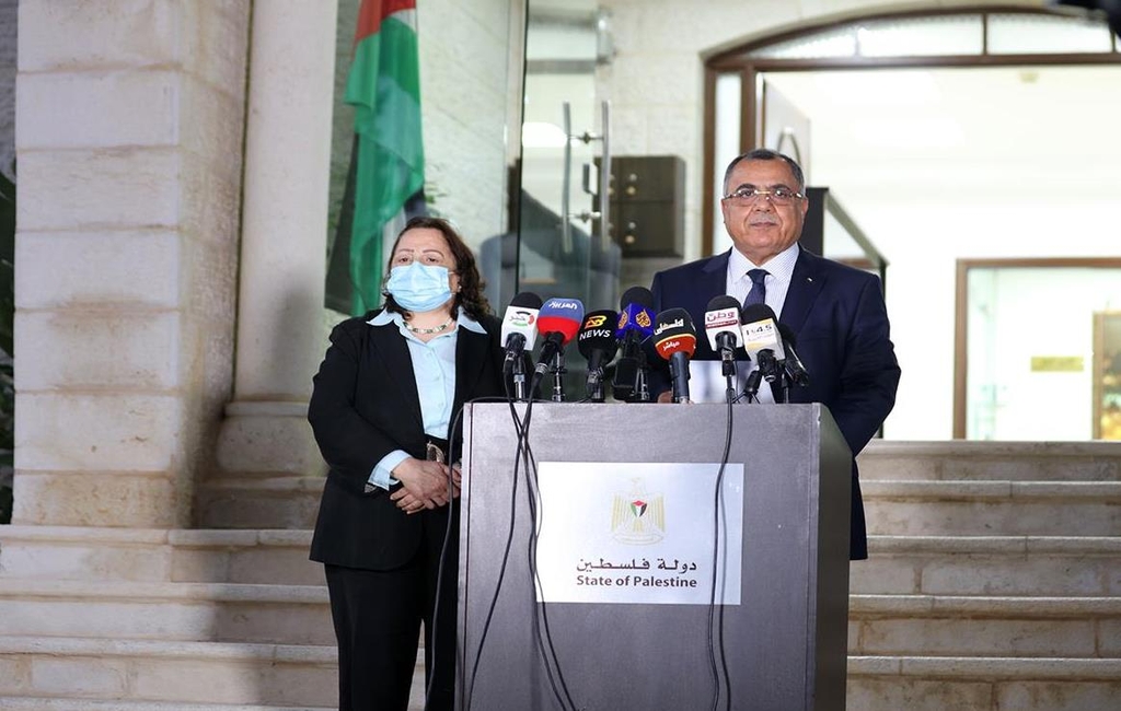 기자회견 하는 이브라힘 멜헴 팔레스타인 자치정부 대변인(오른쪽)과 보건부 장관 