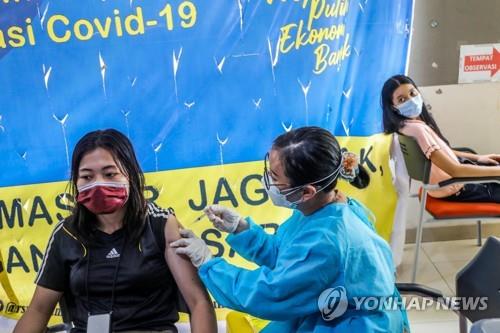 인도네시아에서 시노백 백신을 접종받는 모습