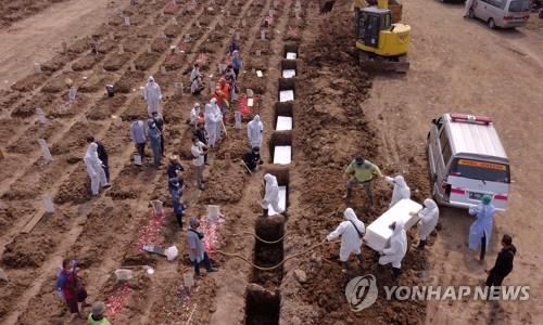 코로나 확산 속 장례행렬 끊이지 않는 인니 공동묘지