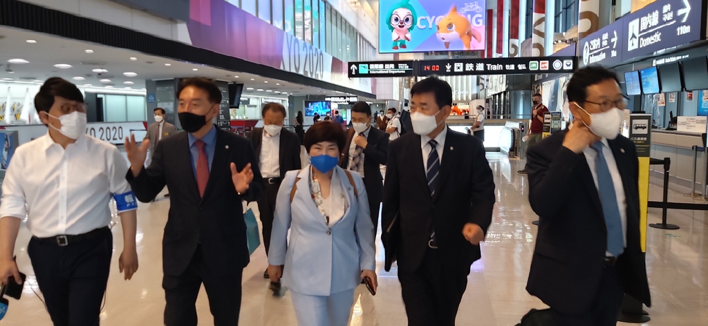 (나리타=연합뉴스) 박세진 특파원 = 김진표 더불어민주당 의원(우측에서 두번째) 등 한일의원연맹 회장단 일행이 14일 오후 나리타공항에 도착해 출국장을 빠져나가고 있다. 이틀 일정으로 방일한 이들은 일본 측 일한의원연맹과 합동 간사회의를 열고 도쿄올림픽 관련 협력 등 양국관계 개선 방안을 논의한다. 2021.7.14 parksj@yna.co.kr