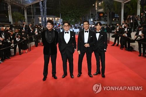 영화 '비상선언'으로 칸 영화제 찾은 한재림 감독과 배우 송강호, 이병한, 임시완