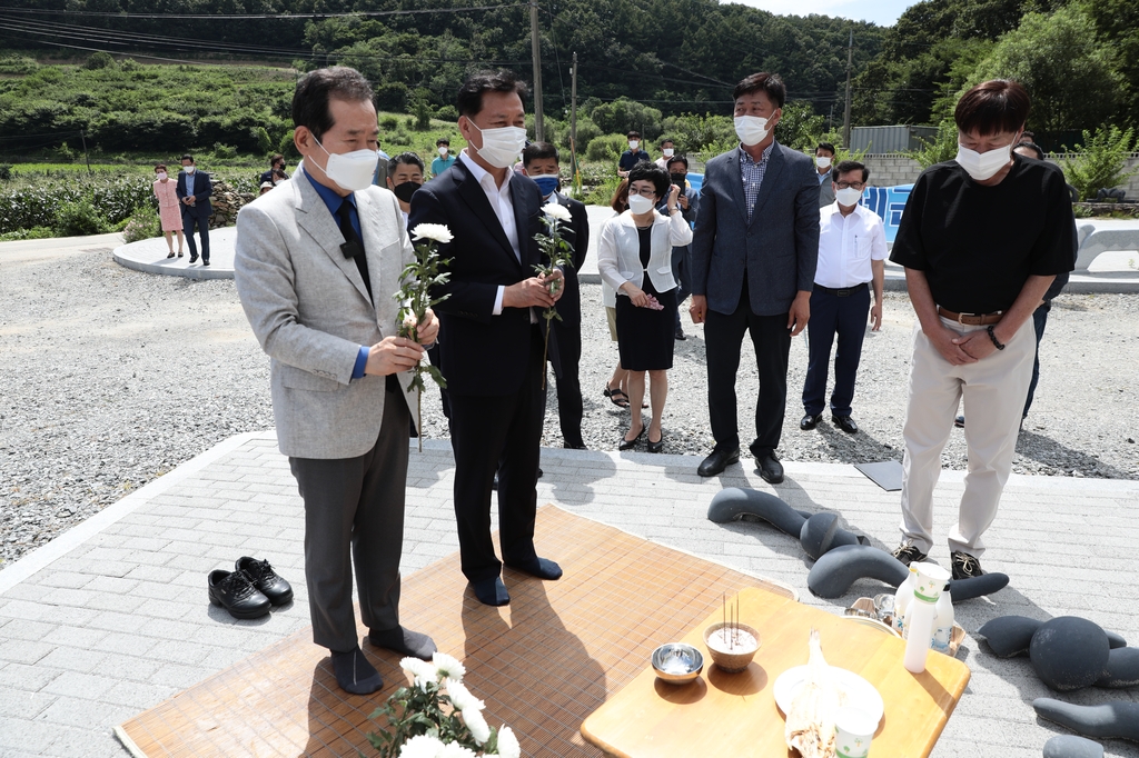 노 전 대통령 추모비 참배하는 정세균