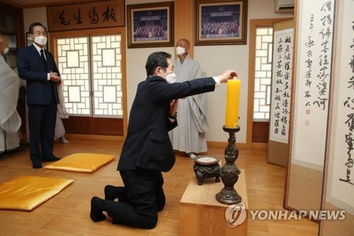 금산사서 분향하는 민주당 정세균 후보