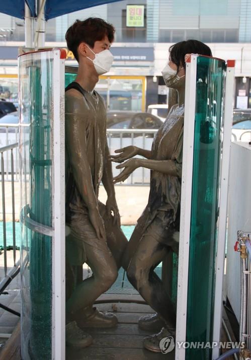"머드원액 맞으며 스트레스 풀어요"