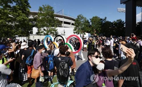 (도쿄=연합뉴스) 신준희 기자 = 도쿄올림픽 개막일인 23일 일본 도쿄 올림픽스타디움 앞 광장이 인파로 붐비고 있다. 
