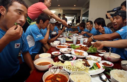 2008 베이징 올림픽 당시 한식으로 식사 중인 하키대표 선수들