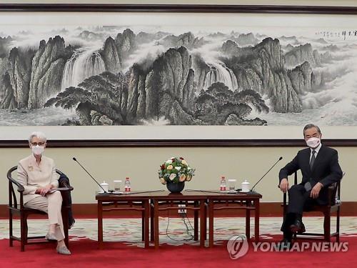 셔먼 미 국무부 부장관(왼쪽)과 왕이 중국 외교부장 면담