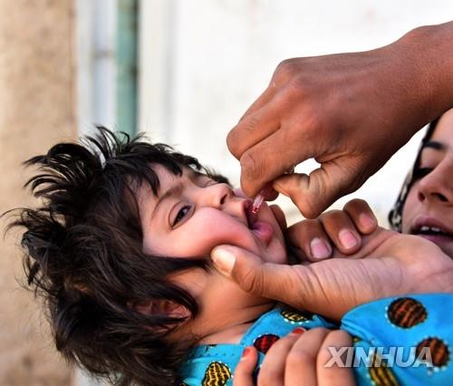 아프간 어린이에게 폴리오 백신 투약하는 모습
