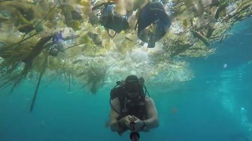 발리 인근 바다에서 촬영된 플라스틱 쓰레기 