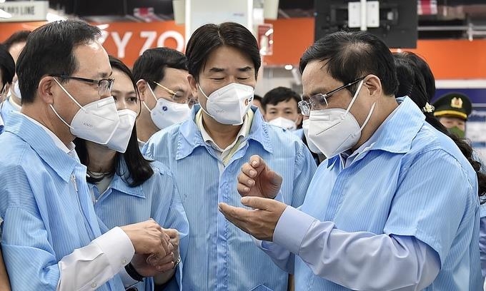 지난 3일 타이응우옌성의 삼성전자 공장을 방문한 팜 민 찐 총리