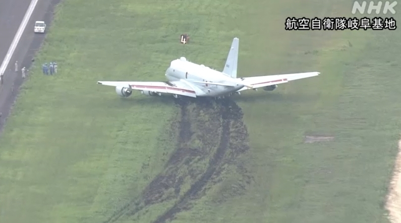 (도쿄=연합뉴스) 일본 기후현 가카미가하라시의 항공자위대 기지에 착륙하던 P1 초계기가 활주로를 벗어나 주변 잔디밭에 선명한 바퀴 자국을 남긴 채 멈춰 서 있다. [NHK 방송화면]