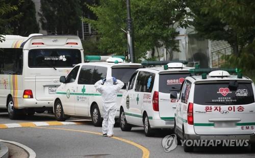 확진자 이송차량으로 분주한 생활치료센터