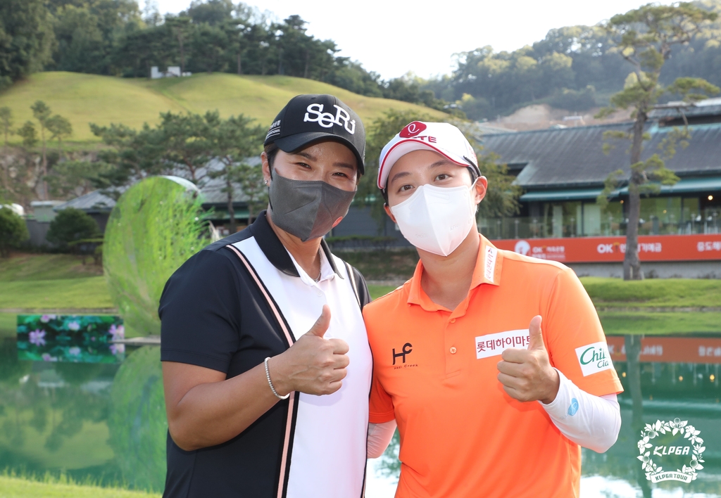 김효주(오른쪽)와 대회 호스트 박세리 도쿄올림픽 감독.