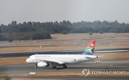 남아공 국적기 SAA 항공기가 23일 요하네스버그 OR탐보국제공항에서 이륙하고 있다.