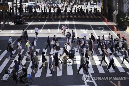 (도쿄 AP=연합뉴스) 20일 일본 도쿄(東京)의 도심에서 행인들이 횡단보도를 건너고 있다.