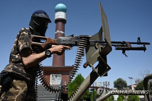 아프간 카불을 순찰하는 탈레반 대원. [AFP=연합뉴스]