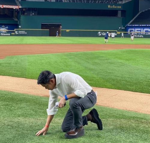 MLB 구장 잔디 살피는 정용진 부회장
