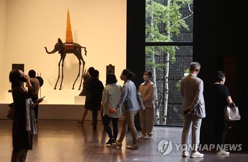 (서울=연합뉴스) 류영석 기자 = 8일 오후 코로나19 확산으로 1년 7개월동안 휴관 후 재개관한 서울 용산구 삼성미술관 리움에서 시민들이 작품을 관람하고 있다. 2021.10.8