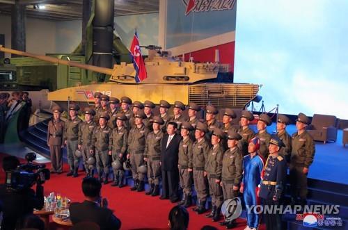 김정은, 국방발전전람회 '자위-2021' 참관후 기념사진