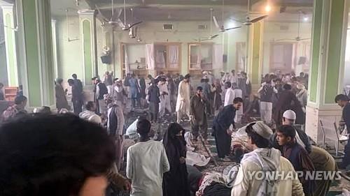  15일 IS-K가 자폭 테러를 일으킨 아프간 칸다하르의 시아파 모스크 내부.