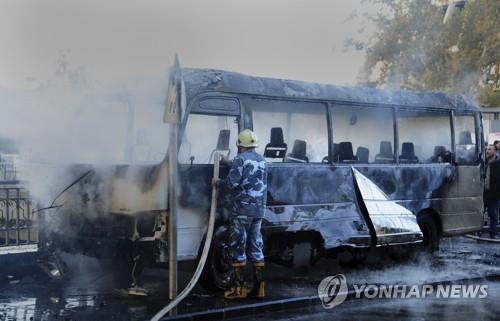 연쇄 폭탄테러로 파괴된 시리아 정부군 병력 호송 버스