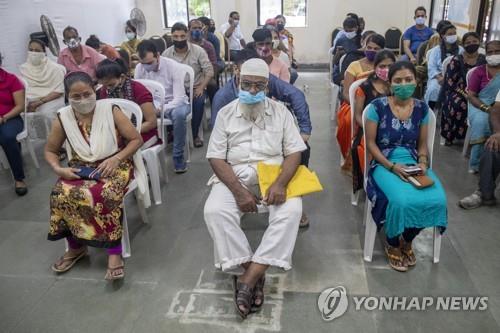  인도 뭄바이에서 백신 접종을 기다리는 사람들.