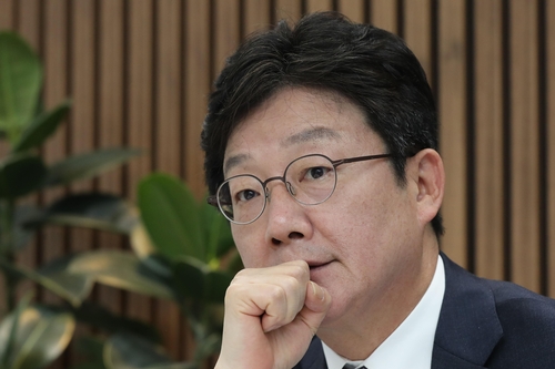 연합뉴스와 인터뷰하는 유승민 전 의원