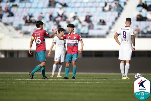 골 넣고 박진섭(왼쪽)과 기뻐하는 대전의 이현식