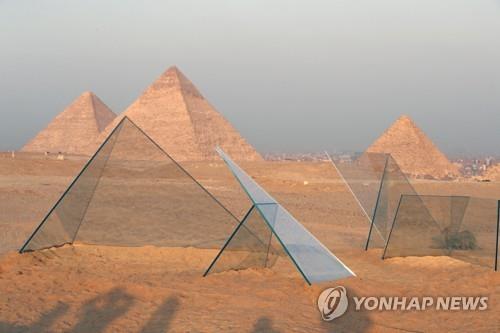 이집트 기자 피라미드 인근에 설치된 미술작품.
