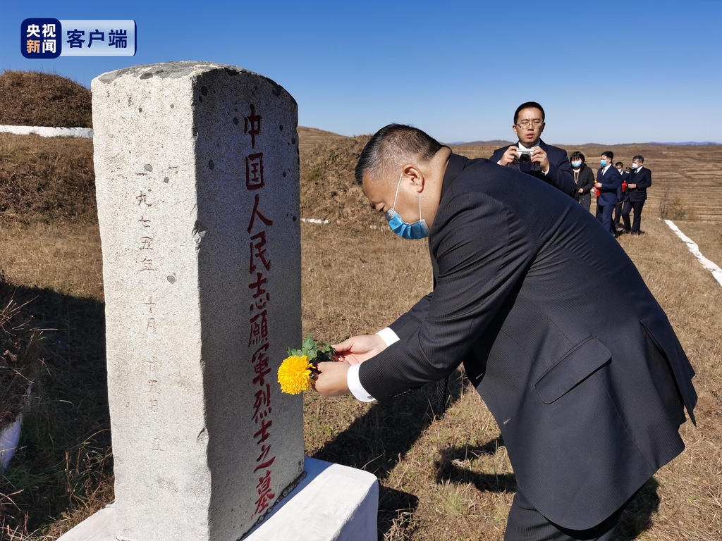 장진호 전사자 묘에 헌화하는 리진쥔 주북한중국대사