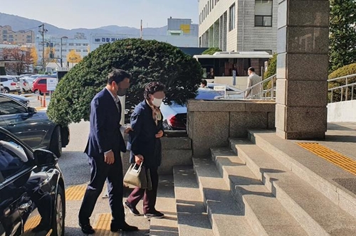 증인 신문 출석하는 윤석열 장모