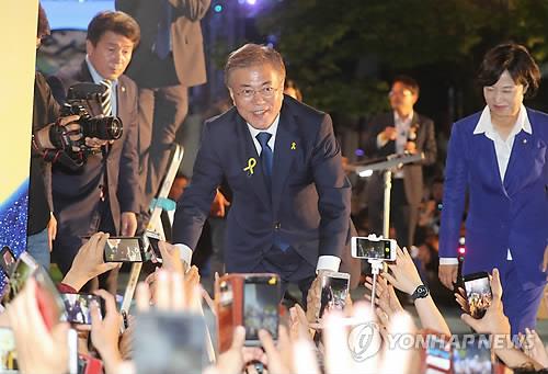 2017년 5월 9일 문재인 당선인이 지지자들의 손을 잡는 모습