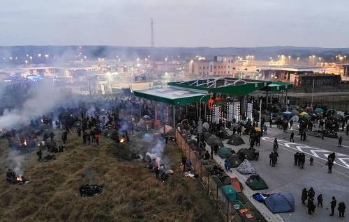 지난 16일 벨라루스-폴란드 국경의 '브루즈기-쿠즈니차' 검문소에 몰린 난민들
