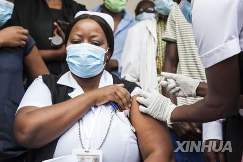 지난 4월 잠비아 보건 직원이 코로나19 백신을 맞는 모습.
