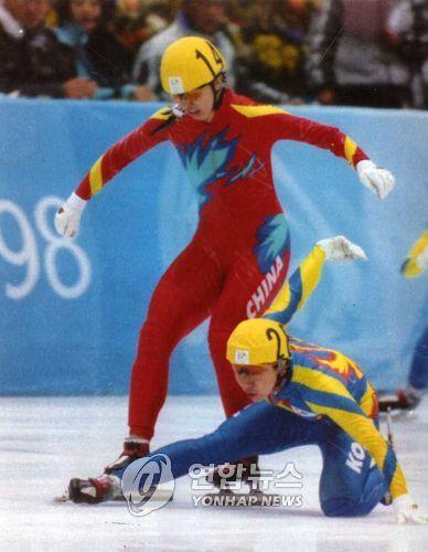 1998 나가노 동계올림픽 쇼트트랙 여자 1,000ｍ 경기에서 결승선 통과하는 전이경