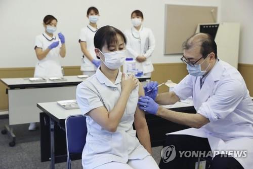 도쿄 메디컬센터에서 의료 종사자가 3차 접종(부스터샷)을 받고 있다. [교도=연합뉴스 자료사진]