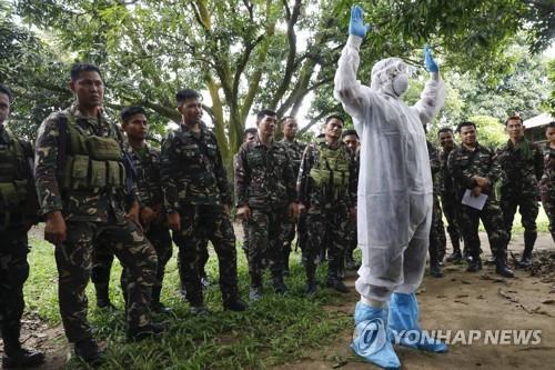 조류 인플루엔자 방역 작업에 동원된 필리핀군 병사들