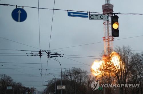 러시아군 공격으로 불타는 키예프의 TV 방송탑