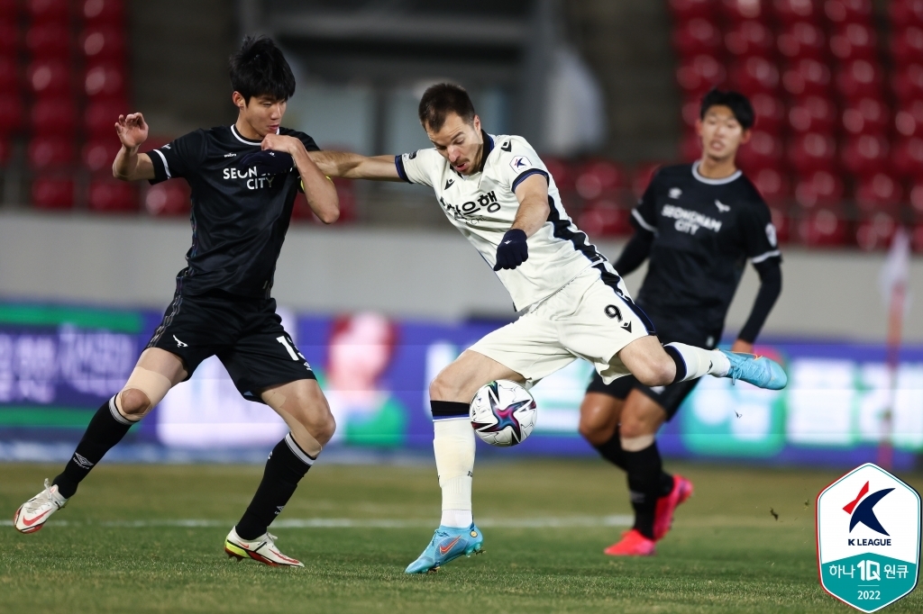 20일 성남과 경기에서 공격을 시도하는 인천 무고사(흰색 유니폼)