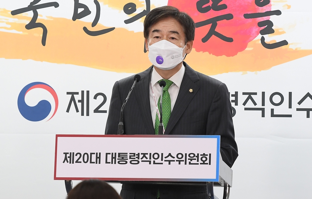 법적 사회적 나이 계산법 관련 브리핑하는 이용호 간사