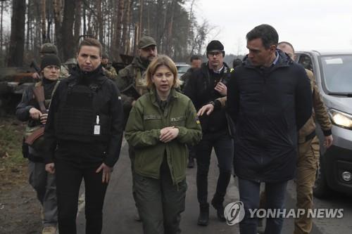 우크라이나를 방문한 산체스(우) 스페인 총리와 프레데릭센(좌) 덴마크 총리