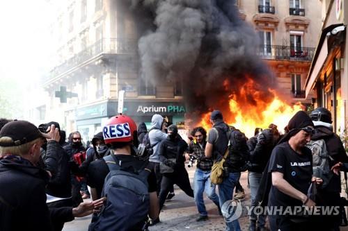 프랑스 파리 노동절 시위에서 경찰과 충돌한 시위대
