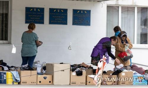헌 옷 고르는 마카리우 시민들