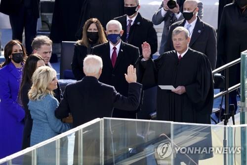 대법원장 앞에서 취임선서하는 미국 대통령