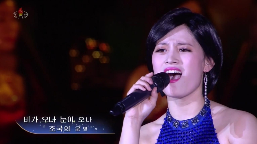 북한 전승절 기념행사에서 노래하는 가수 김류경