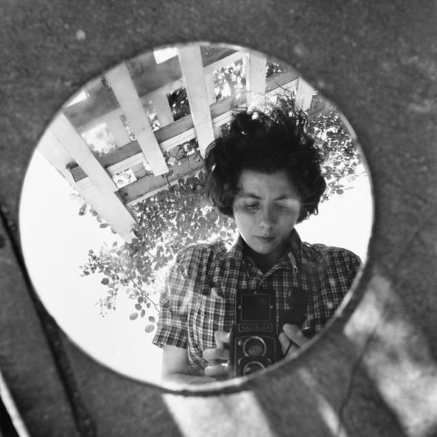 비비안 마이어, 뉴욕, 1953년, ⓒEstate of Vivian Maier, Courtesy of Maloof Collection and Howard Greenberg Gallery, NY