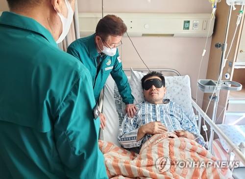 생환 광부 박정하씨와 이철우 경북도지사