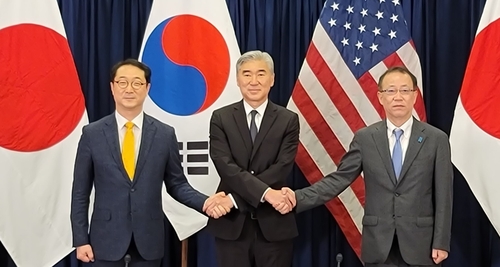 악수하는 한미일 북핵 수석대표